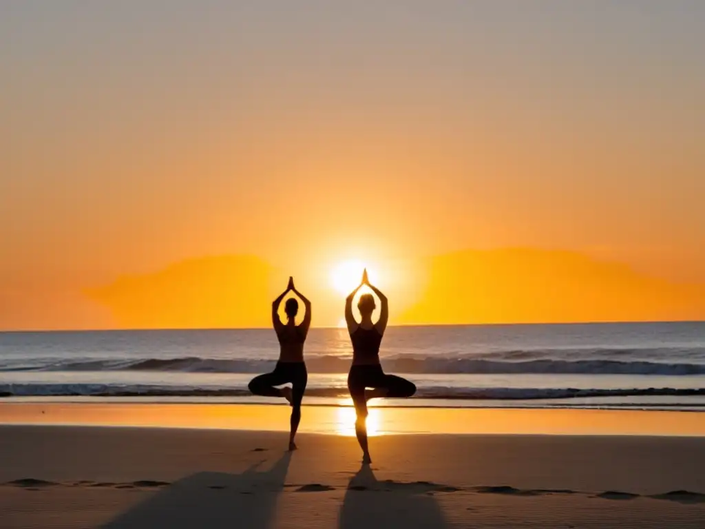 Clases de yoga al aire libre en Uruguay, siluetas danzando con el sol en un amanecer sereno junto al mar dorado