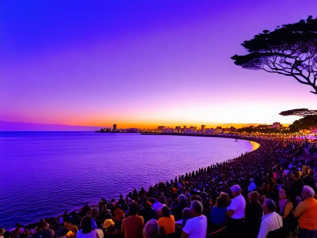 Conciertos en la Rambla de Montevideo bajo un atardecer teñido de naranja y morado, luces festivas y bullicio de gente