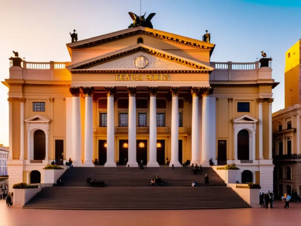 Eventos inclusivos teatro Uruguay: el Teatro Solis de Montevideo resplandece al atardecer, lleno de expectantes asistentes de todas las edades y habilidades