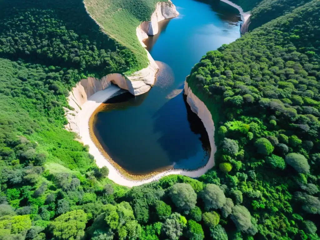 Mirada de pájaro sobre la impresionante Quebrada de los Cuervos, Uruguay, donde curvas rocosas contrastan con verdes y cuervos surcan el cielo azul