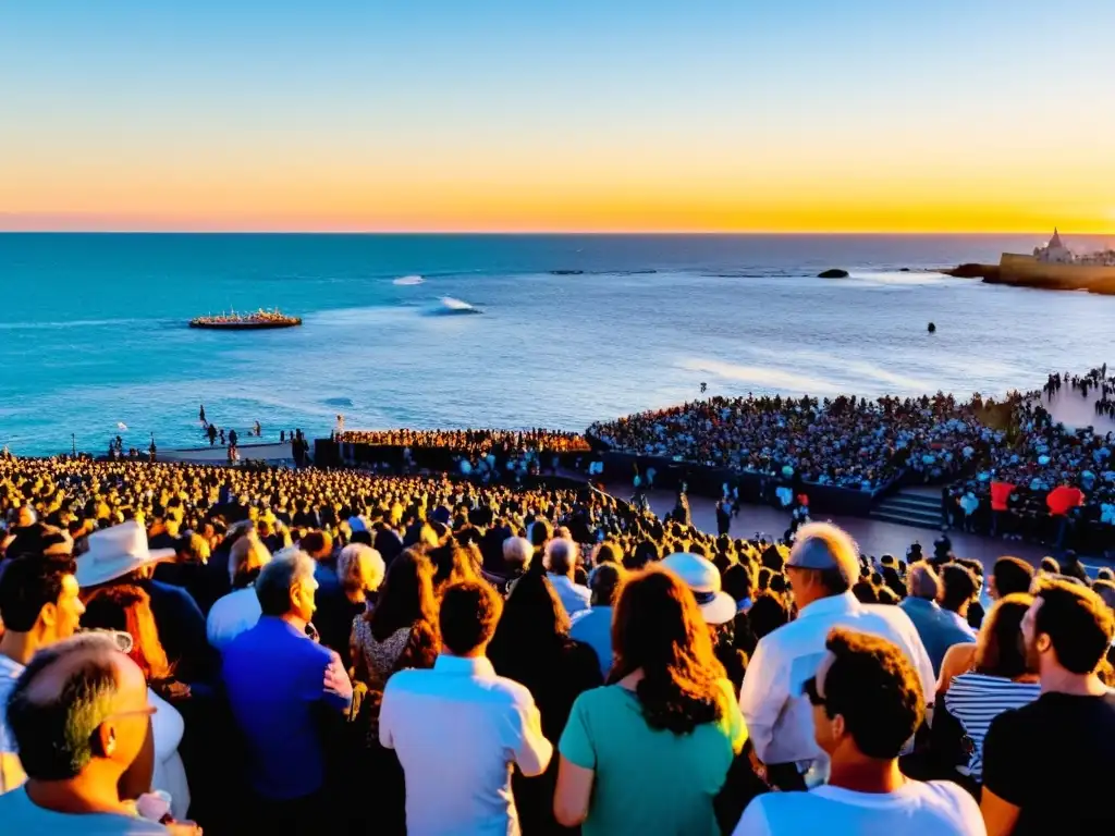 Multitud emocionada disfrutando de Conciertos en la Rambla de Montevideo, bajo un cielo dorado al atardecer y con el mar como telón de fondo