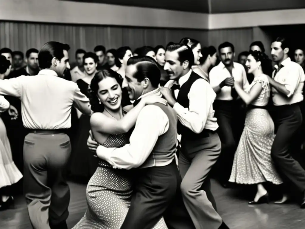 Orígenes e influencias del tango uruguayo se revelan en una antigua foto en blanco y negro de un salón de baile lleno de pasión y ritmo