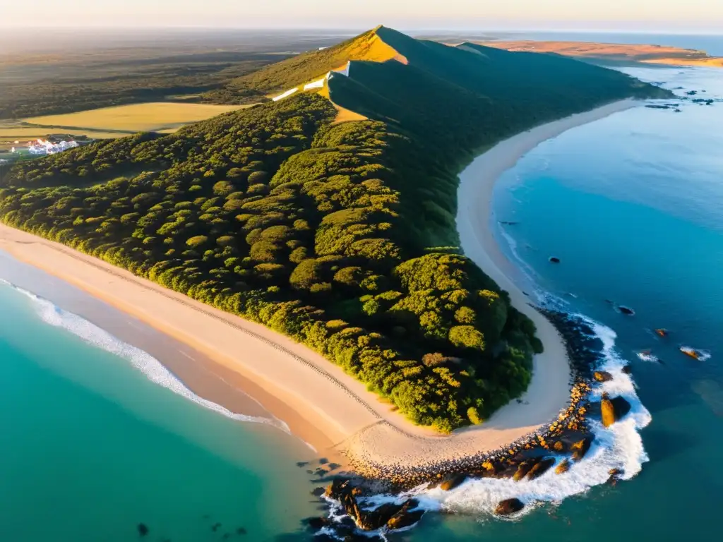 Turismo sustentable en Uruguay: vista aérea de playas doradas y verdes colinas, con un eco-resort solar y visitantes explorando la naturaleza