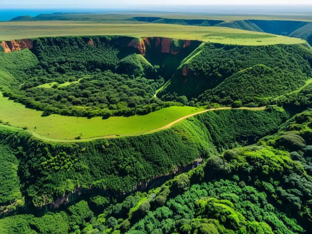 Viajeros asombrados ante la majestuosidad de la Quebrada de los Cuervos Uruguay, un paraíso verde bajo un cielo de cuervos y luz dorada