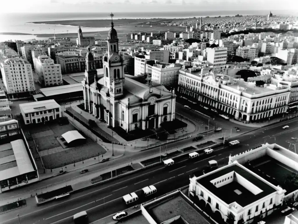 Vista aérea en blanco y negro de Montevideo en los 70 bajo la Dictadura cívicomilitar uruguaya, historia palpable en cada rostro y bandera de protesta