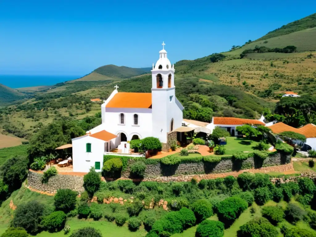 Vista aérea de Villa Serrana Minas, urbe tradicional con arquitectura encantadora, rodeada de verdes montañas y cultura viva